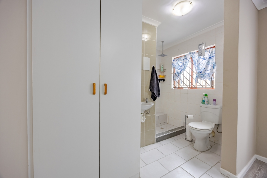 3 Bedroom Property for Sale in Oakglen Western Cape